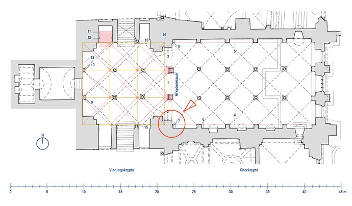 Grundriss mit untersuchtem Pfeiler (roter Pfeil) und Rekonstruktion der bauzeitlichen Stützenstellung.