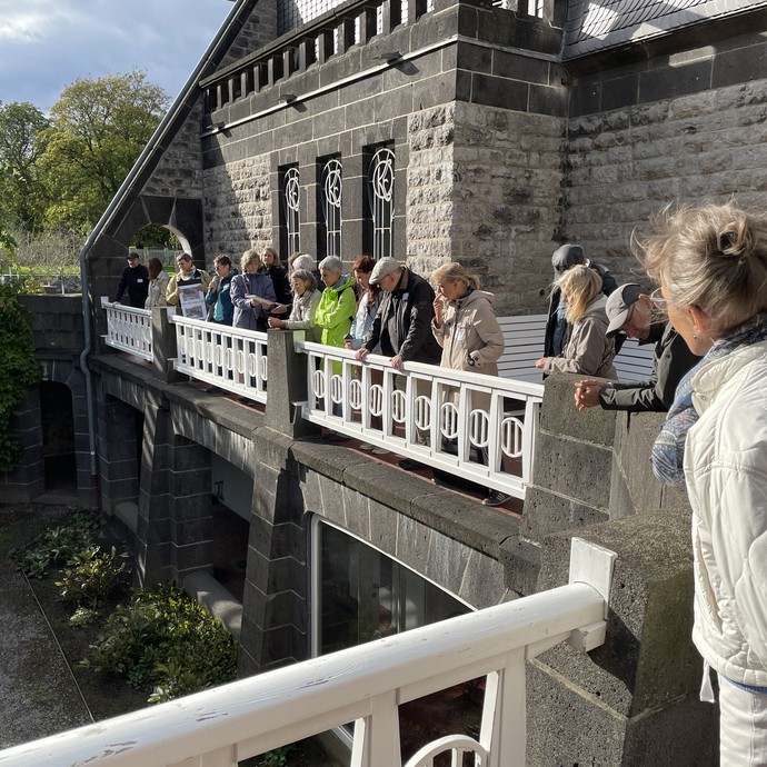 Besuchergruppe blickt von Brüstung herab (vergrößerte Bildansicht wird geöffnet)