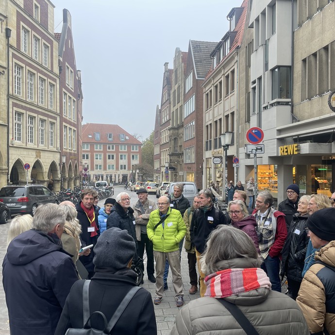 Führungsgruppe auf dem Roggenmarkt (vergrößerte Bildansicht wird geöffnet)