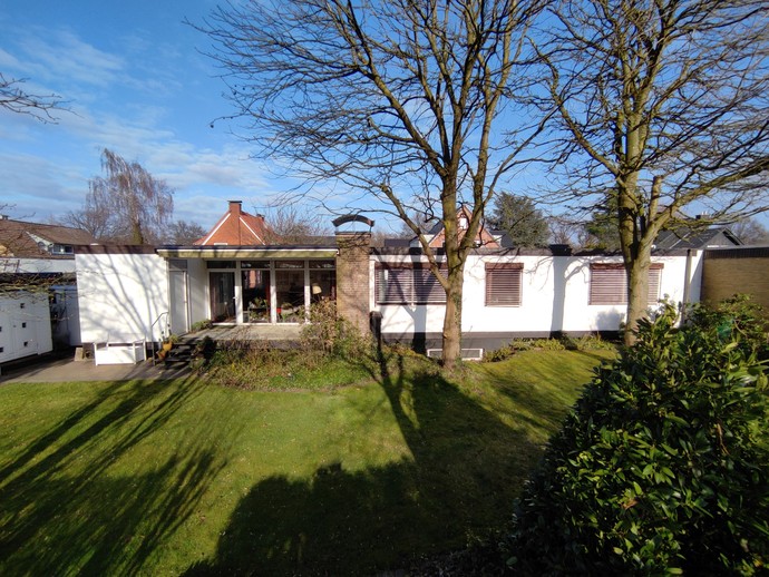 Gartenansicht. Die weißen Außenwände des Hoesch-Bungalows bestehen aus 2,65 m hohen und 1,25 m breiten Paneelen.