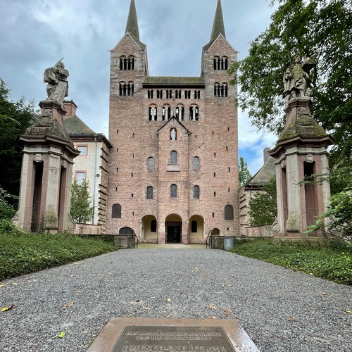 Klosterkirche Corvey mit Welterbe-Plakette