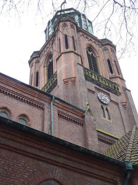 St. Mariä Himmelfahrt in Gelsenkirchen, Blick auf einen der Kirchtürme