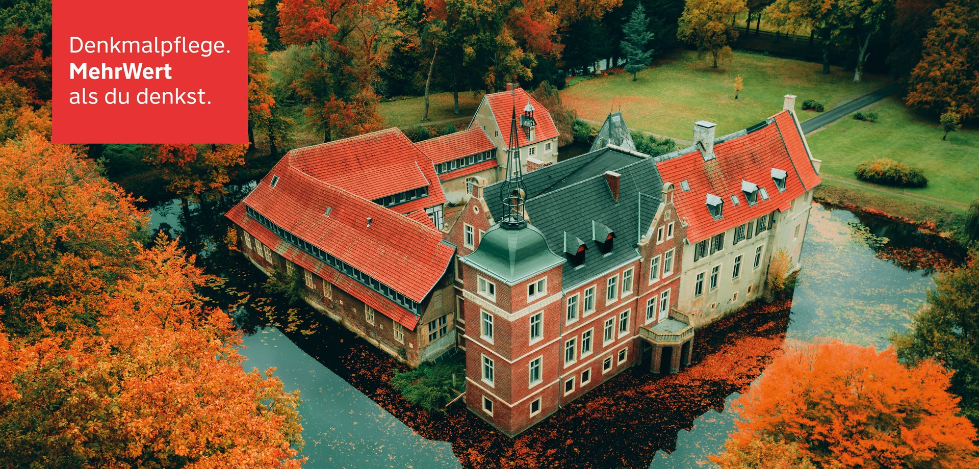 Luftbild von Schloss Senden im Herbst