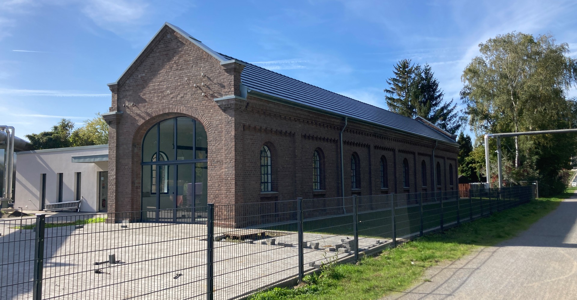 Lokomotiv-Werkstatt nach der Sanierung mit Anbau im Hintergrund.