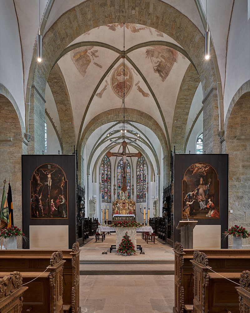 Der restaurierte Kirchenraum nach Osten mit den Gemälden der ehemaligen barocken Seitenaltäre in neuer Rahmung.