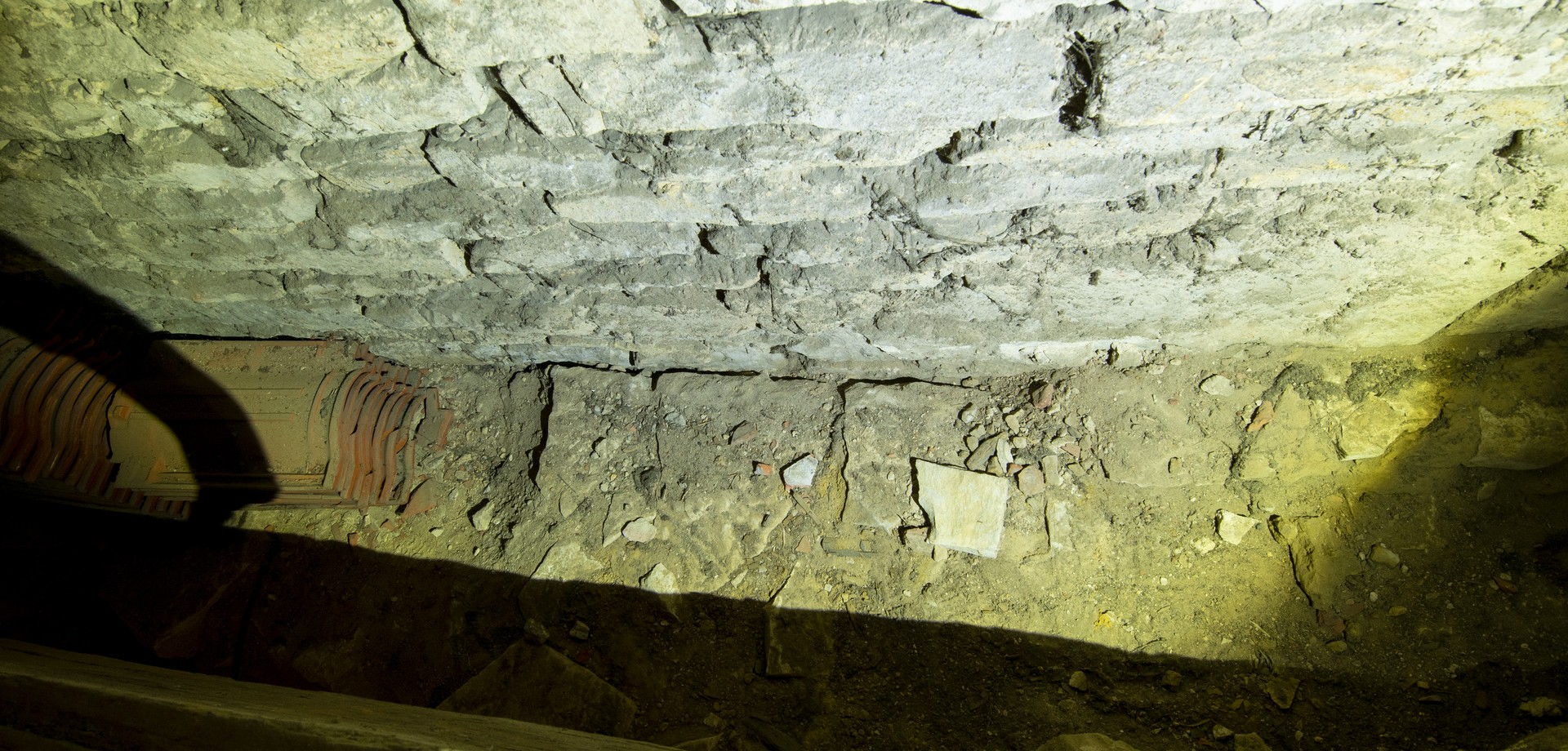 Dachraum über dem Langhaus am Anstoßpunkt zur weiter aufsteigenden Turmmauer