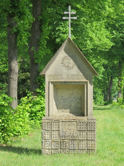 Doppelbildstock der Vierten Station, Westseite mit Relief der Kreuztragung (vergrößerte Bildansicht wird geöffnet)