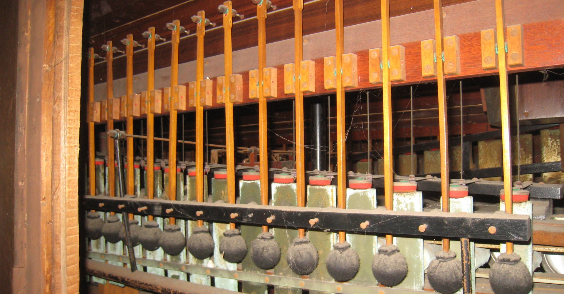 Mit Spinnweben überzogenen Innenansicht der Orgel