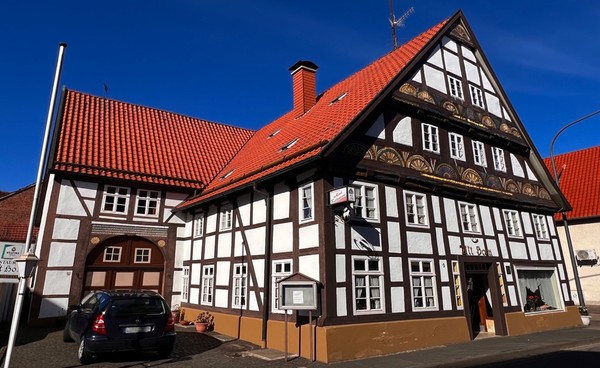 Dielengebäude mit Toreinfahrt zum ehemaligen Schlachthaus (Fleischereimuseum)