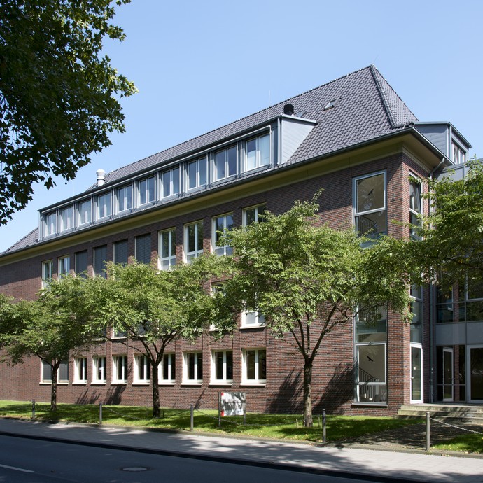 Ansicht des Bibliotheksgebäudes von außen (vergrößerte Bildansicht wird geöffnet)
