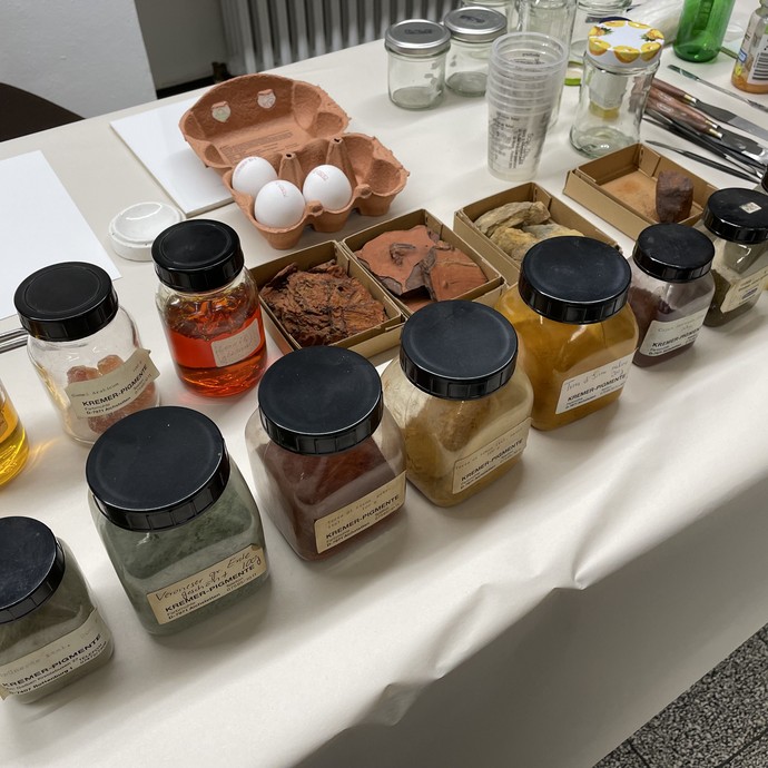 in der Restaurierungswerkstatt (vergrößerte Bildansicht wird geöffnet)