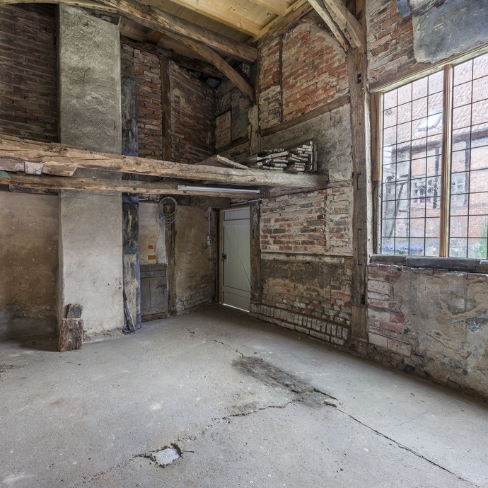 Blick auf ein nach Befund und unter Einbeziehung historischer Fragmente rekonstruiertes Fenster und den Bereich der ehem. Frauenempore (vergrößerte Bildansicht wird geöffnet)