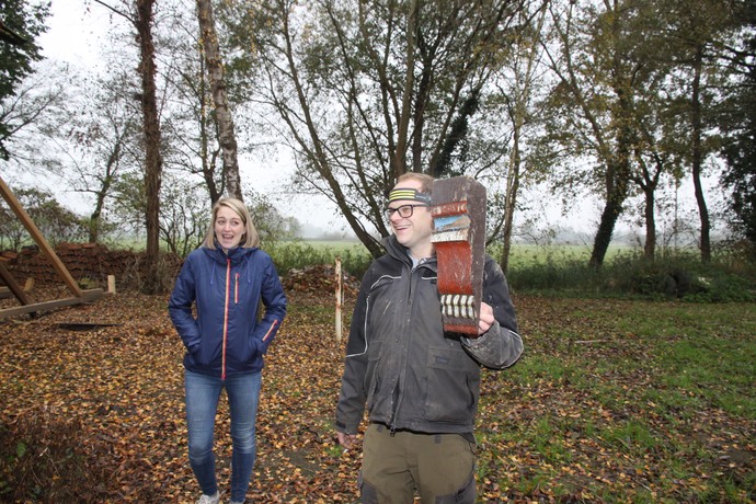 Stolzer Bauherr Sebastian Reinkemeier mit wieder aufgefundener barocker Zierknagge von 1733 Stolzer Bauherr Sebastian Reinkemeier mit wieder aufgefundener barocker Zierknagge von 1733