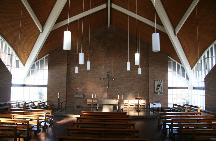 Der Gottesdienstraum ist von Licht und Leichtigkeit geprägt.