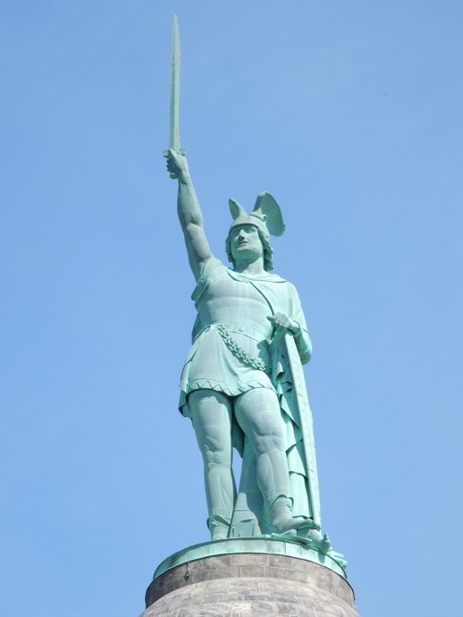Ansicht des Hermannsdenkmals von vorne (vergrößerte Bildansicht wird geöffnet)
