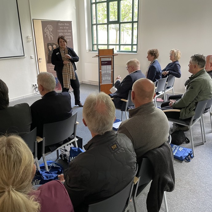 Im Vortragsraum (vergrößerte Bildansicht wird geöffnet)