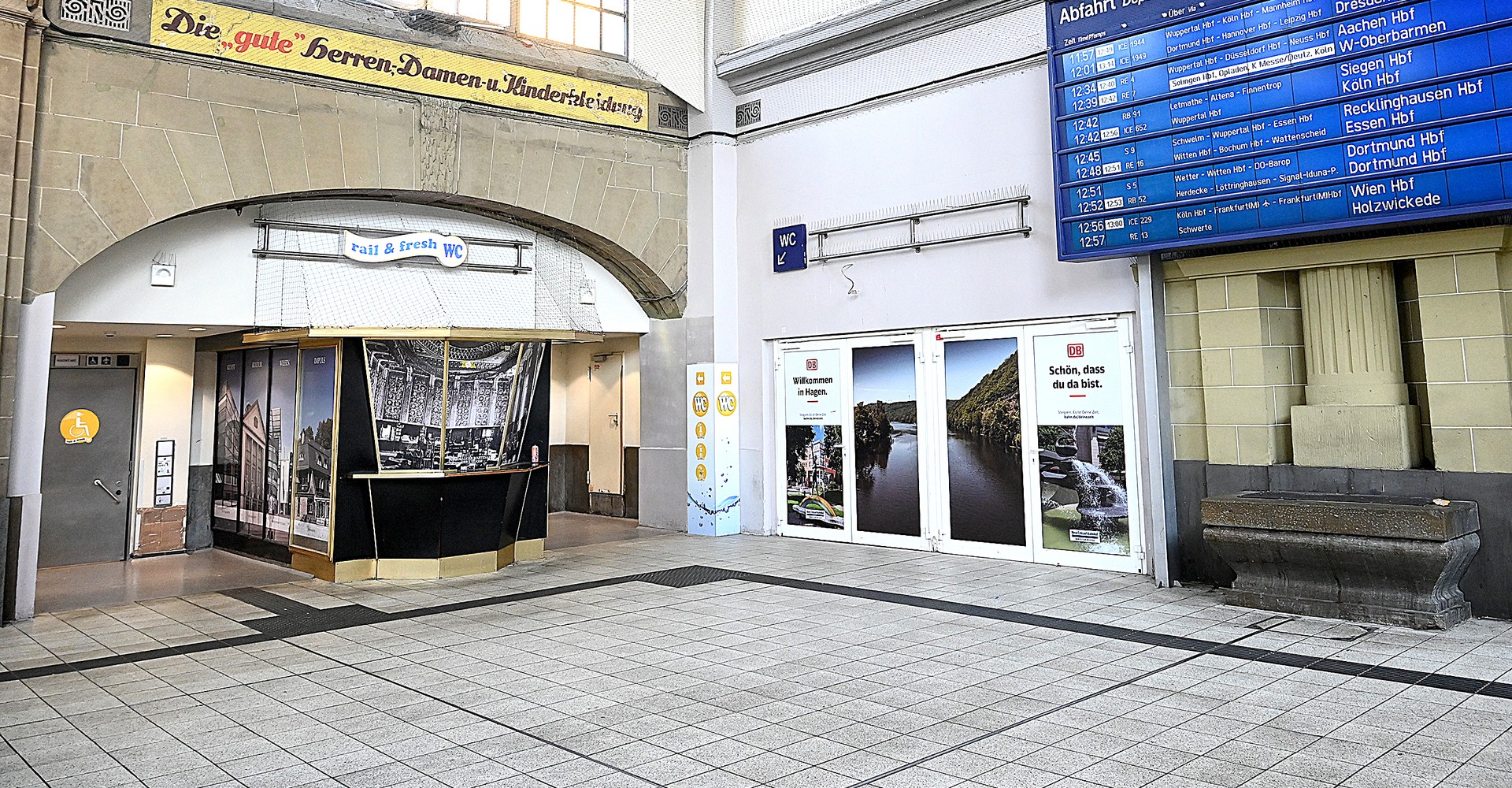 Kassenhäuschen in der Bahnhofshalle