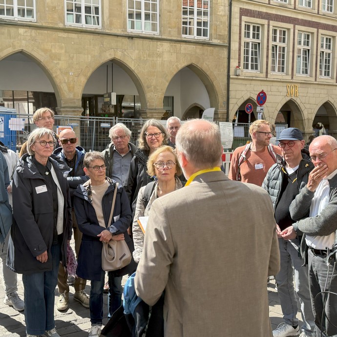 Führung vor dem ehemaligen Volkswohl Bund-Haus (vergrößerte Bildansicht wird geöffnet)