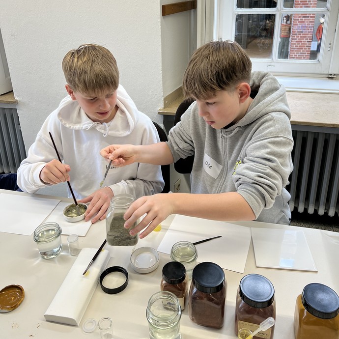 Herstellen einer traditionellen Farbe (vergrößerte Bildansicht wird geöffnet)