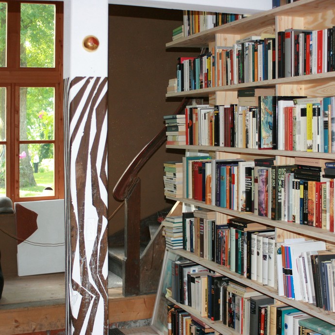 Gut befülltes Bücherregal (vergrößerte Bildansicht wird geöffnet)
