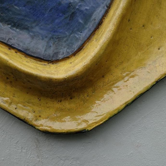 Detailaufnahme einer Glasurergänzung (vergrößerte Bildansicht wird geöffnet)