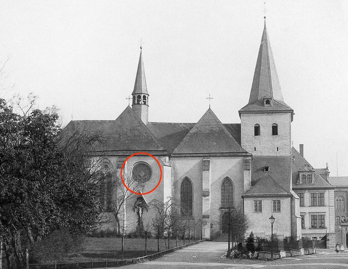 Lage der Fensterrose an der Kirche, historisches Foto