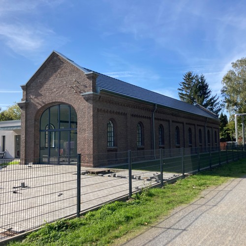 Lokomotiv-Werkstatt nach der Sanierung mit Anbau im Hintergrund.