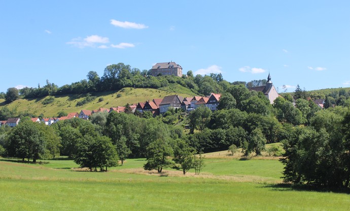 Höhenburg Schwalenberg in exponierter Lage auf dem Burgberg