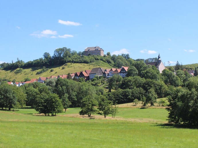 Höhenburg Schwalenberg in exponierter Lage auf dem Burgberg (vergrößerte Bildansicht wird geöffnet)