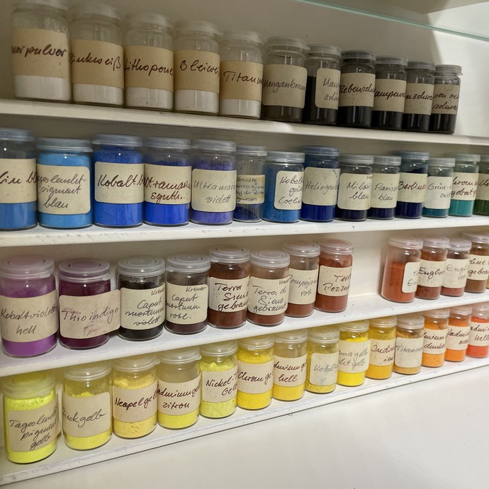 Farben in der Restaurierungswerkstatt (vergrößerte Bildansicht wird geöffnet)