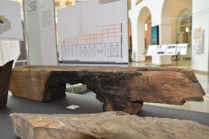 Sattelholz vom Fuß eines Kehlbalkendachs