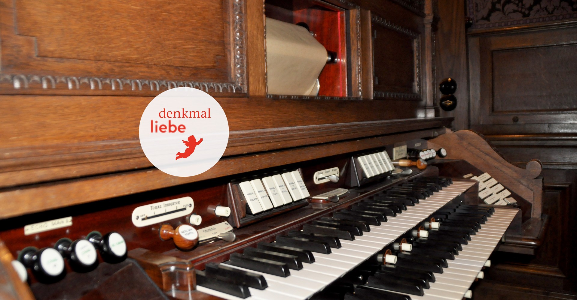 Spieltisch der Orgel