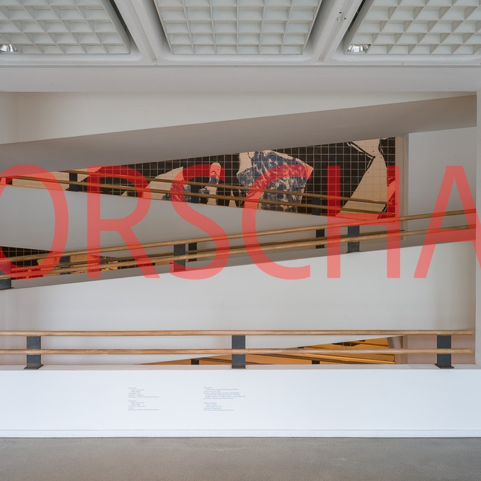 Ständer der linken Dielenwand mit quer aussteifendem Kopfband (vergrößerte Bildansicht wird geöffnet)