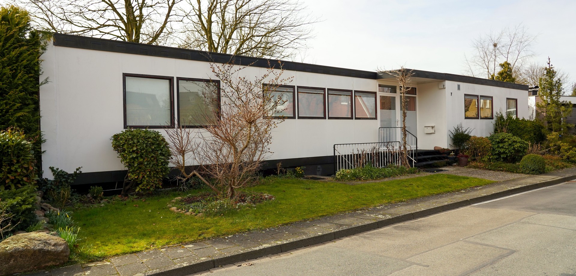 Straßenansicht des 1964 montierten Hoesch-Bungalows vom Typ 146 in Münster-Gievenbeck