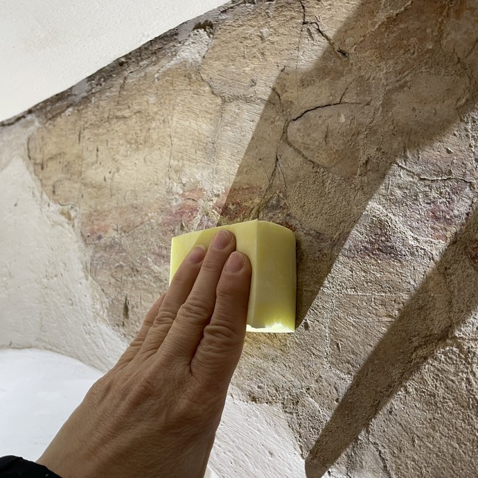 Entsalzen der Wände mit Schwämmen (vergrößerte Bildansicht wird geöffnet)