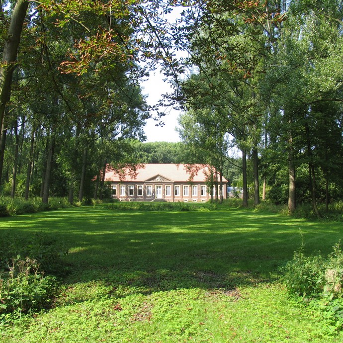 Blick auf die Orangerie. Ausgewachsene Pappelpflanzung im Jahr 2005. (vergrößerte Bildansicht wird geöffnet)