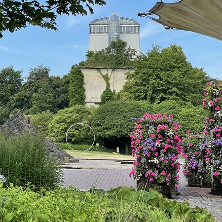 Blick über den Park zur Rückseite des Glaselefanten