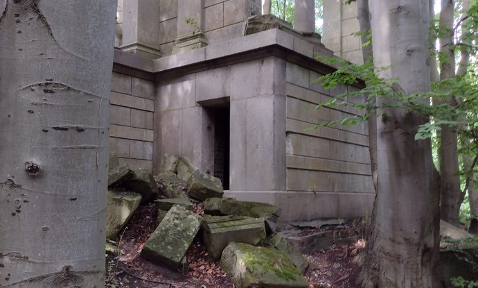 Tempelartige Ruine im Wald