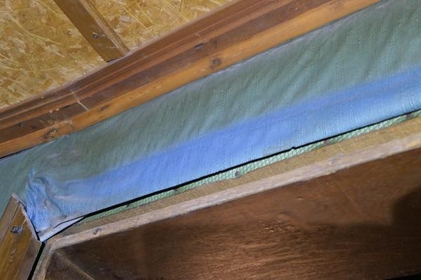 Türrahmen, obere Leiste fehlt, darunter die ursprünglich blaue Farbigkeit der Wandpolsterungen, aufgrund von Nikotin stark grünlich verfärbt