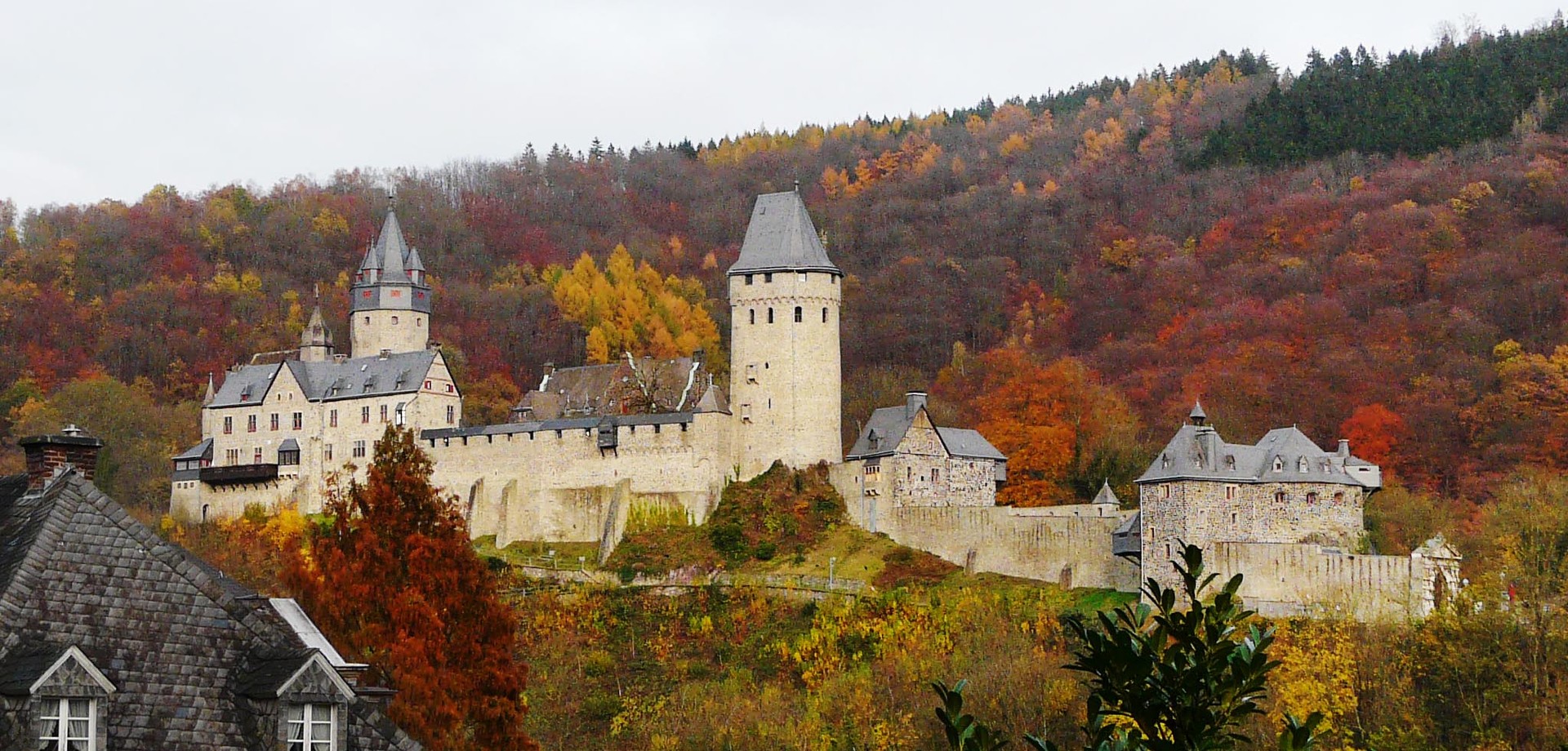 Burg Altena, Ansicht von Westen, rechts die erste Toranlage mit dem Friedrichstor