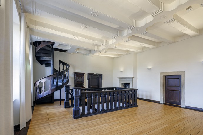 Halle im Obergeschoss mit den ursprünglichen Treppen und Kölner Stuckdecken