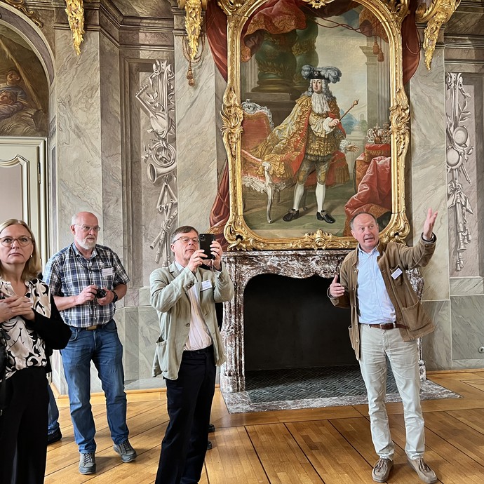 Im Festsaal des Erbdrostenhofes (vergrößerte Bildansicht wird geöffnet)