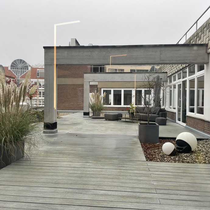 Auf der Dachterrasse (vergrößerte Bildansicht wird geöffnet)