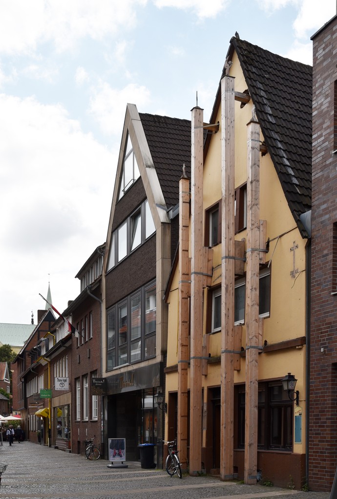 Haus Bergstraße 9 in Münster, Straßenansicht 2021 mit temporärer Stützkonstruktion