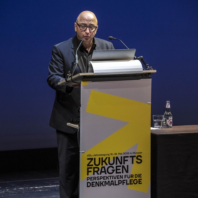 Armin Nassehi bei seinem Vortrag (vergrößerte Bildansicht wird geöffnet)