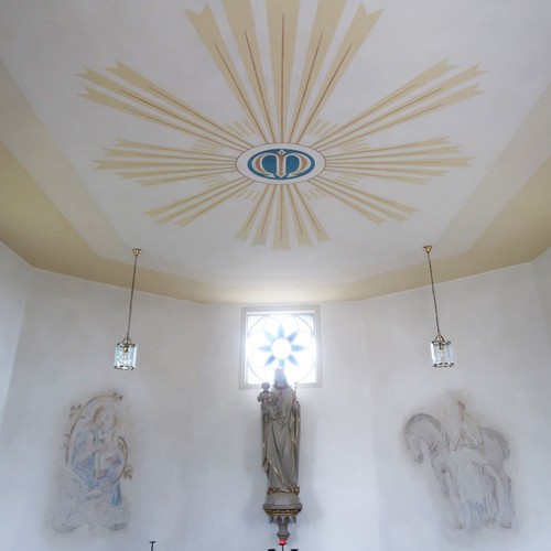Das Innere Brünnekenkapelle mit der farbigen Deckenfassung in Form eines Strahlenkranzes