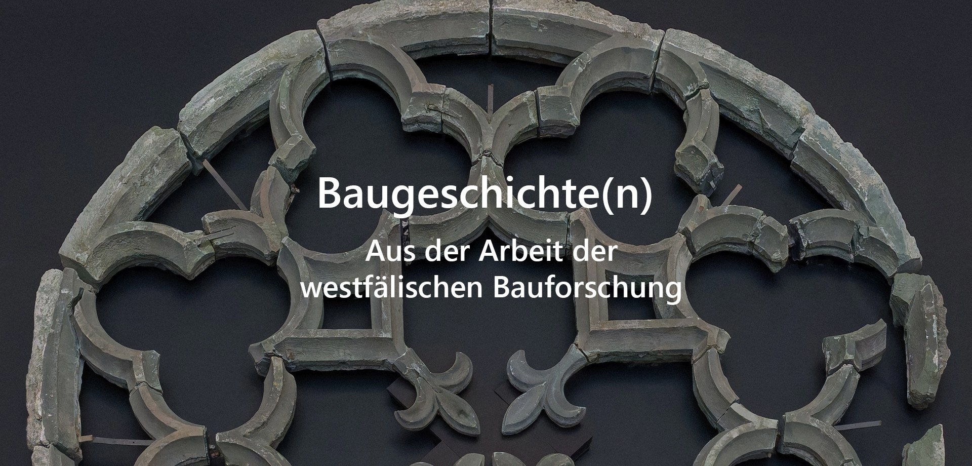 Gotische Fensterrose mit Schriftzug "Baugeschichte(n). Aus der Arbeit der westfälischen Bauforschung"