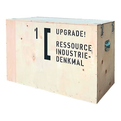 Holzkiste mit der Aufschrift "Upgrade: Ressource Industriedenkmal"