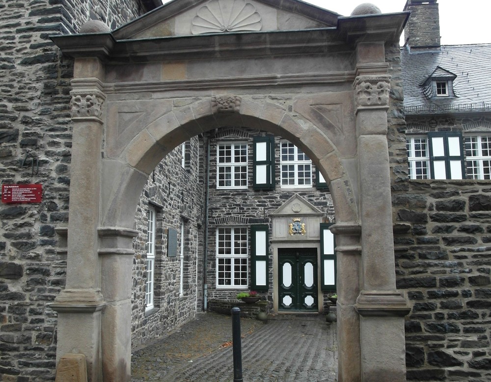 Schauseite des Torbogens nach der Restaurierung