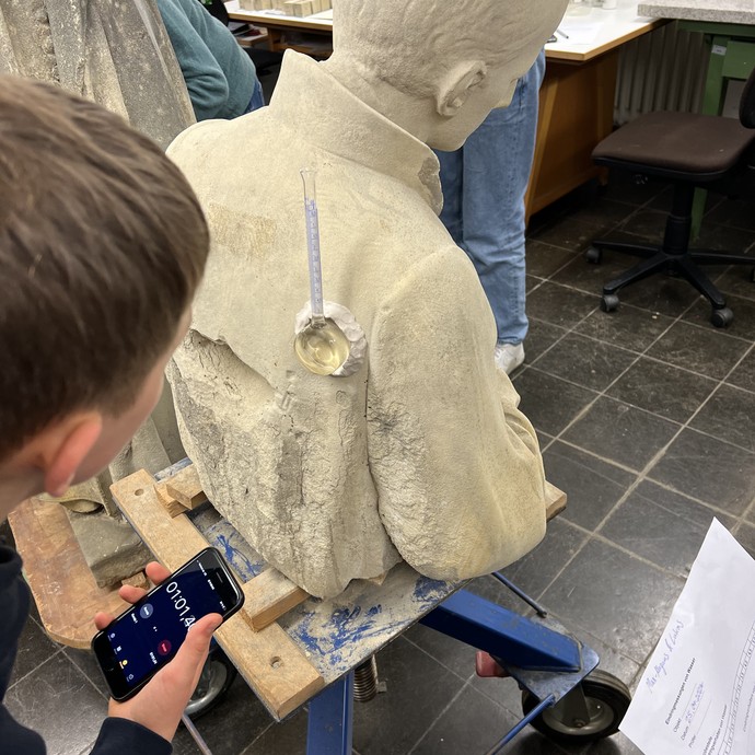 in der Restaurierungswerkstatt (vergrößerte Bildansicht wird geöffnet)